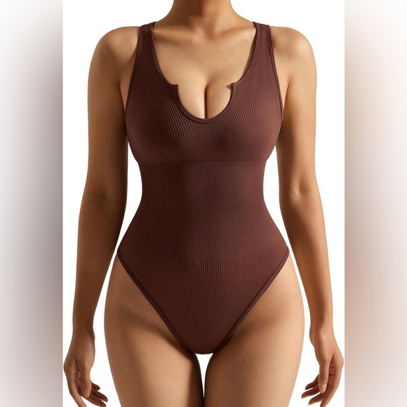 Tops - NWOT NOTCH NECK RIBBED SEAMLESS PADDED SLEEVELESS BODYSUIT IN BROWN SIZE MEDIUM